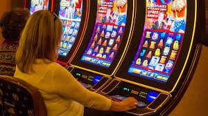 Sweet Bonanza slot dengan fitur bonus dan visual tema buah-buahan yang cerah